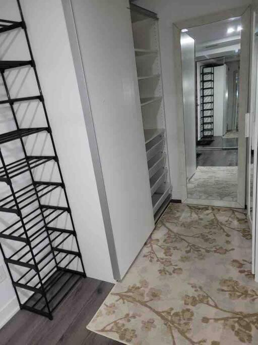 Luxurious Downtown With Breathtaking And Cn Tower Views In The Heart Of A Vibrant Neighbourhood *
