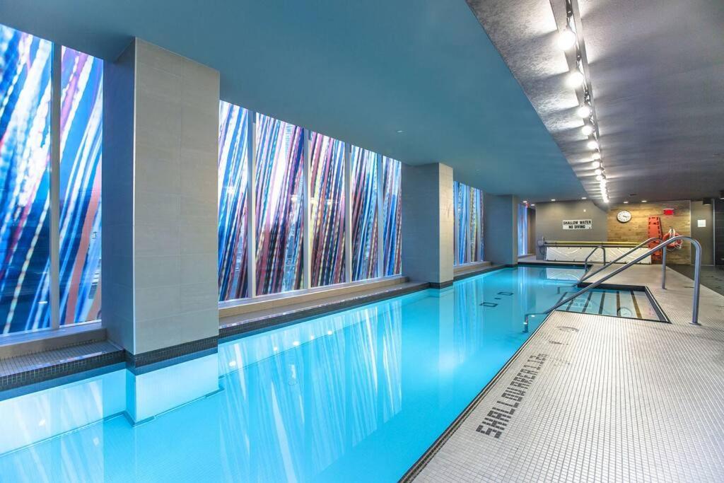 Apartment Luxurious Downtown With Breathtaking And Cn Tower Views In The Heart Of A Vibrant Neighbourhood