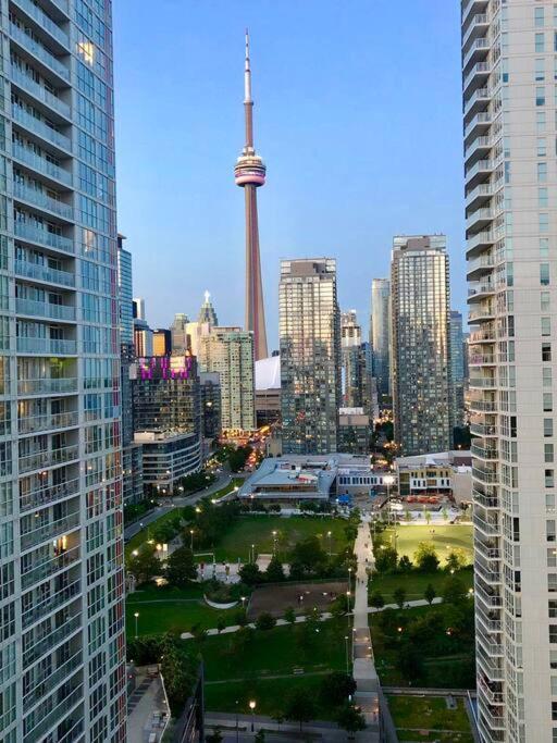 Luxurious Downtown With Breathtaking And Cn Tower Views In The Heart Of A Vibrant Neighbourhood *