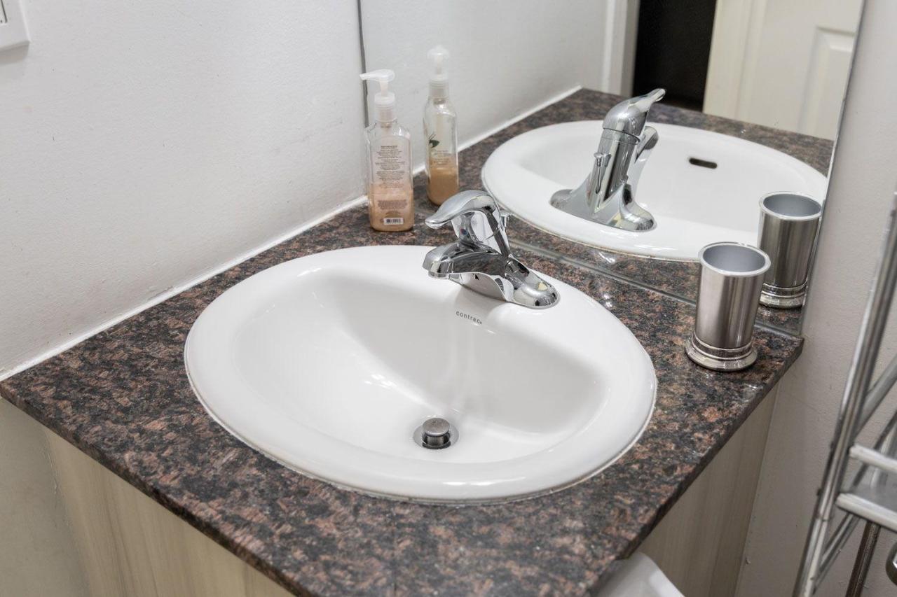 Beautiful Townhouse Near Yorkdale Mall, Wilson Subway Apartment *