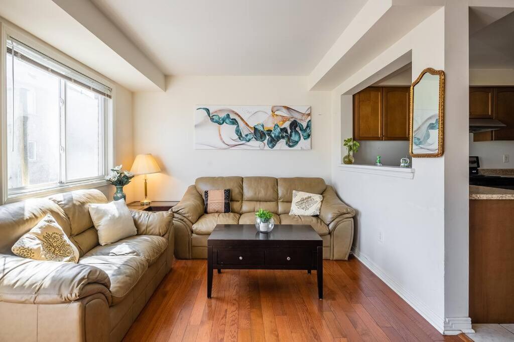 Beautiful Townhouse In Apartment *