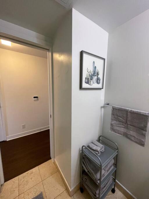 Simply Comfort Suites - Unique In Ice Apartment Toronto