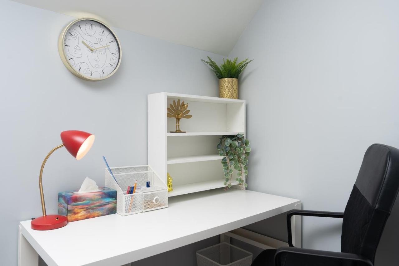 Close To Mall With Private Toilet, Free Wi-fi And Parking Toronto