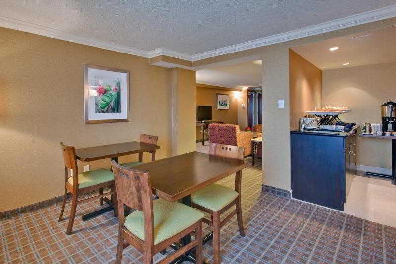 Crowne Plaza Airport By Ihg 4*