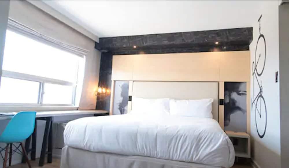 Bond Place 3*