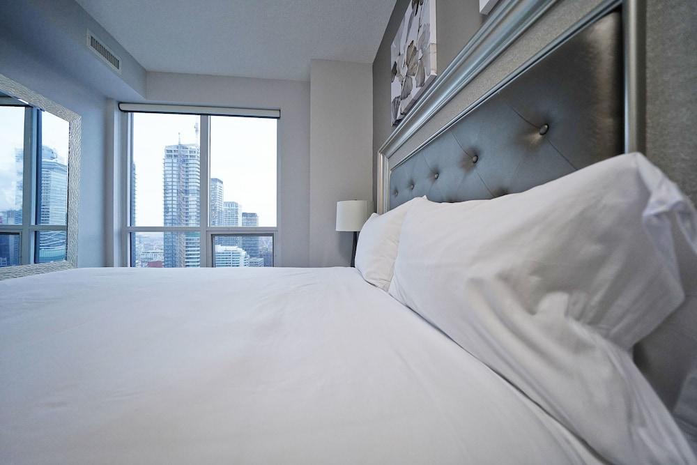 Grand Royal Condos - Cn Tower