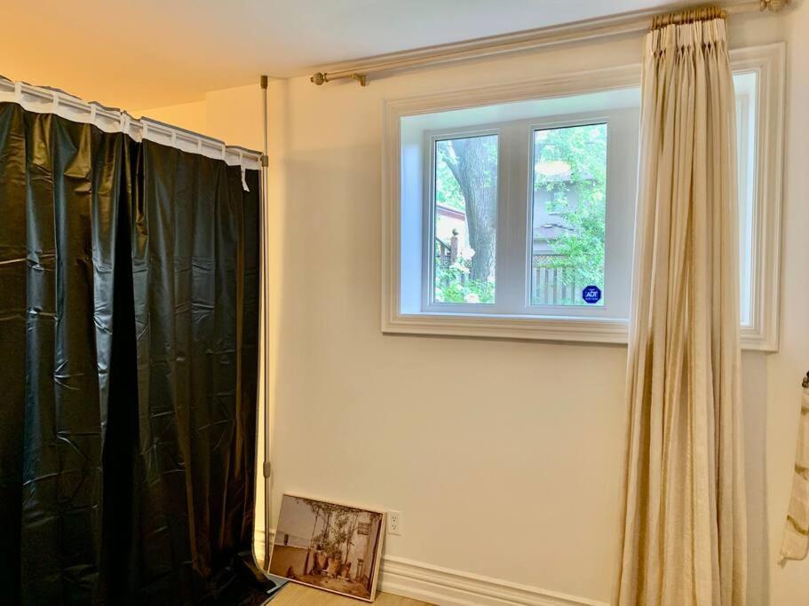 Cozy 2-bed Private In * Toronto