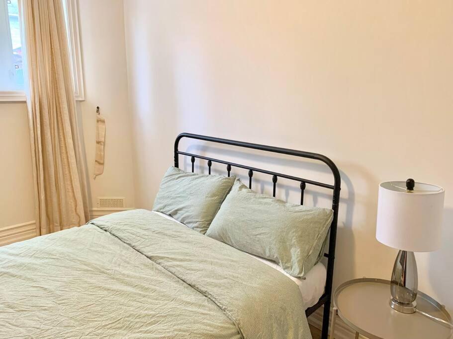 Cozy 2-bed Private In Toronto