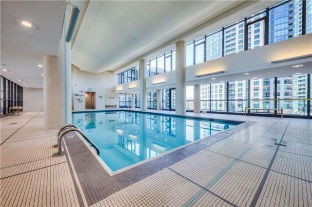 Lakefront Living Downtown - Free Parking, Gym, Indoor Pool Apartment *