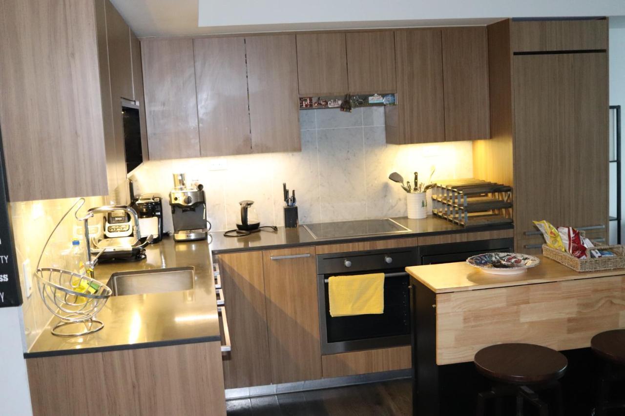 Luxurious Downtown With Breathtaking And Cn Tower Views In The Heart Of A Vibrant Neighbourhood Apartment