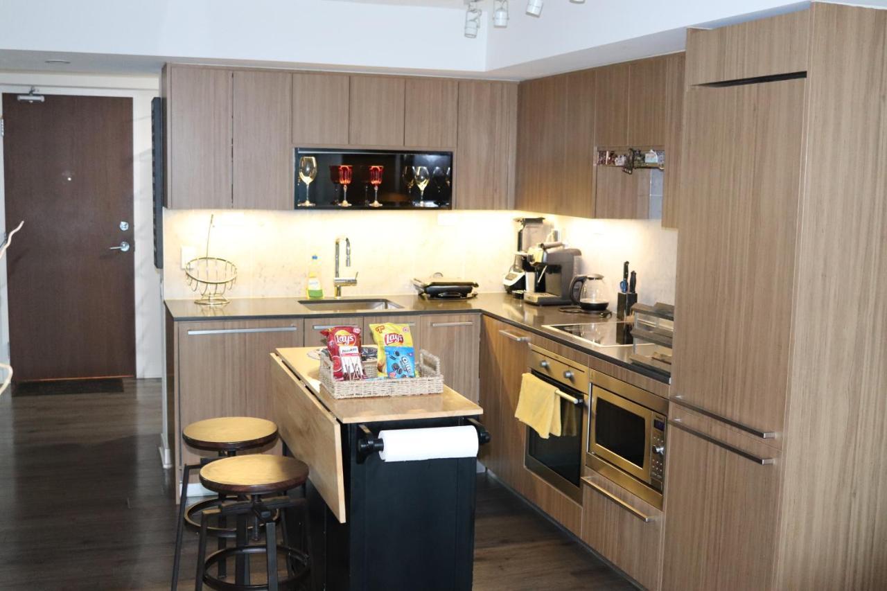 Luxurious Downtown With Breathtaking And Cn Tower Views In The Heart Of A Vibrant Neighbourhood *