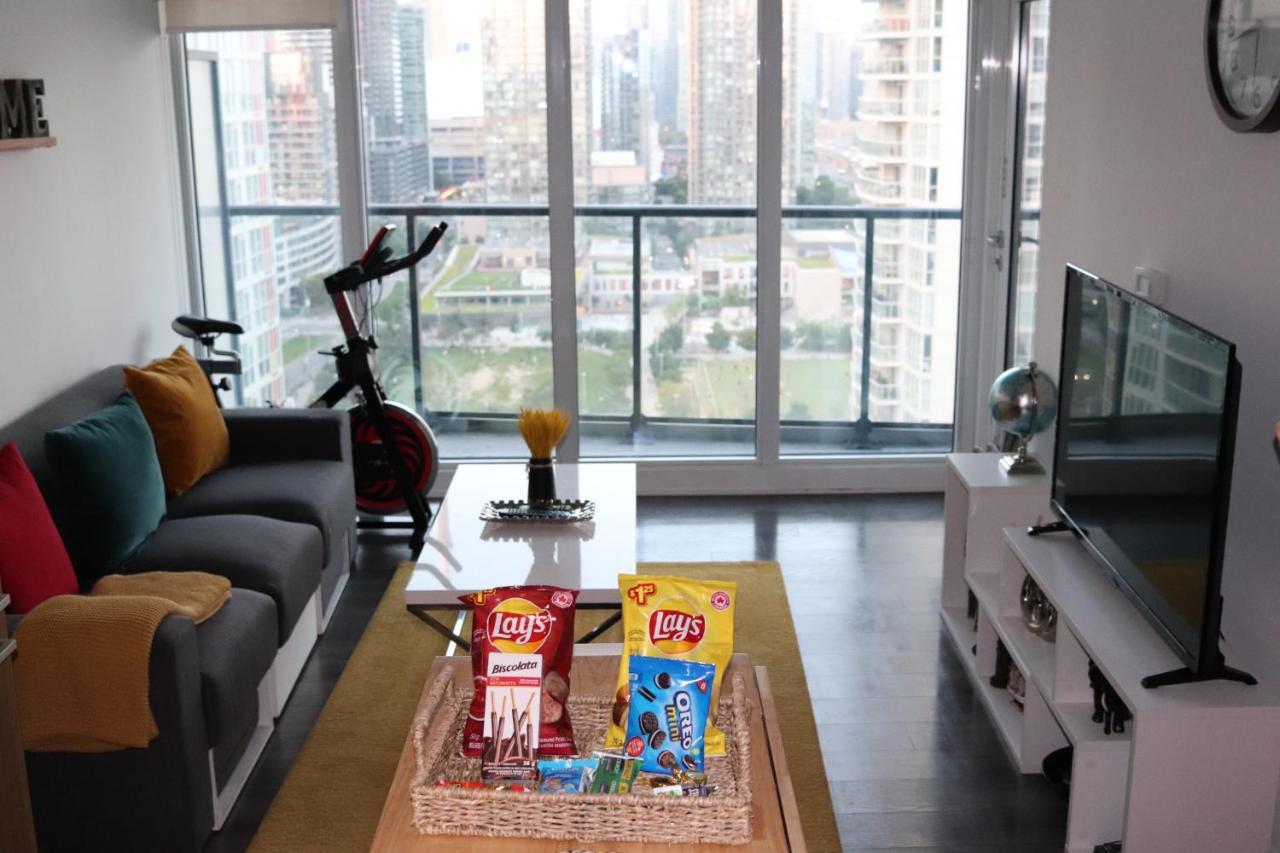 Luxurious Downtown With Breathtaking And Cn Tower Views In The Heart Of A Vibrant Neighbourhood