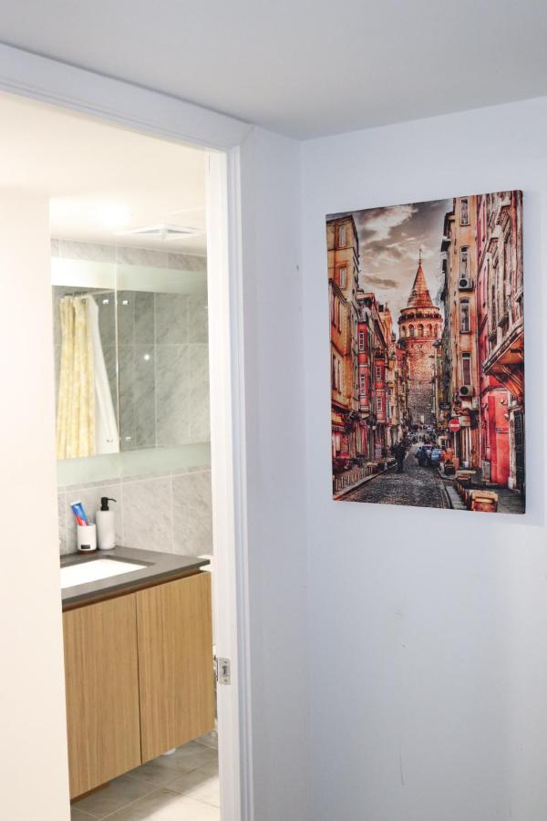 Apartment Luxurious Downtown With Breathtaking And Cn Tower Views In The Heart Of A Vibrant Neighbourhood