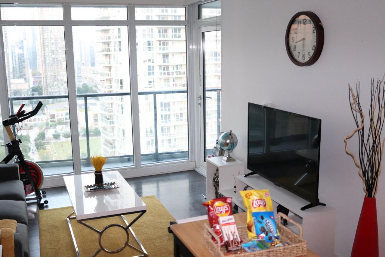 Luxurious Downtown With Breathtaking And Cn Tower Views In The Heart Of A Vibrant Neighbourhood