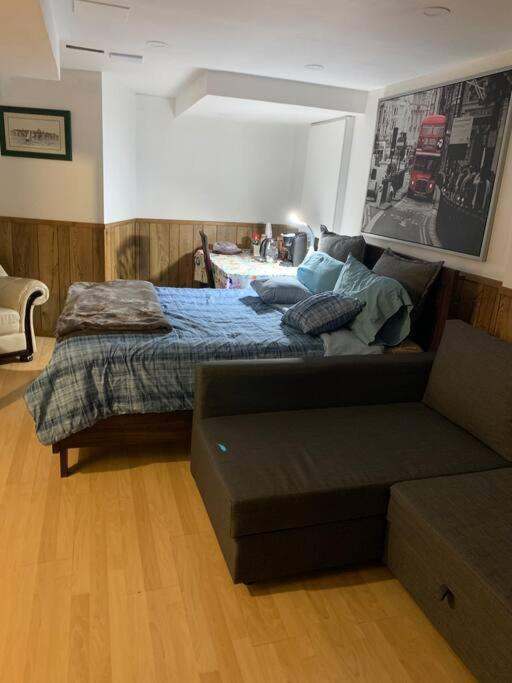 Big Oasis Studio Near Airport Yyz Guest house Toronto
