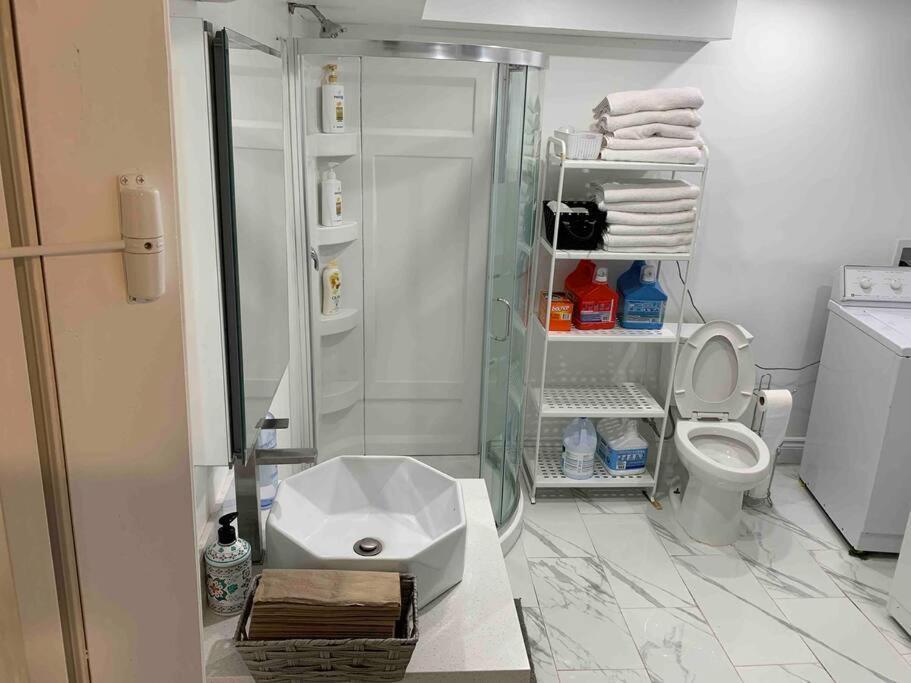 Guest house Big Oasis Studio Near Airport Yyz