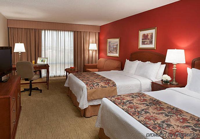 Courtyard By Marriott Airport