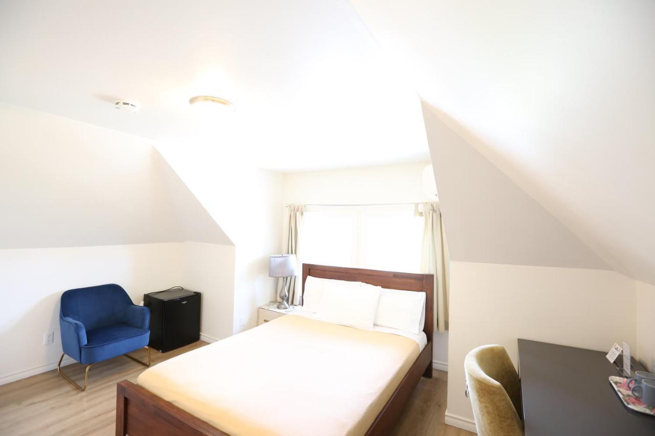 Phoebe Wang Bed & Breakfast Toronto