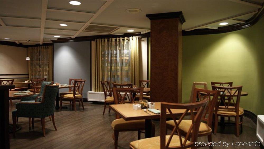 Western Premier Airport Carlingview Hotel 3*