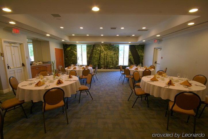Western Premier Airport Carlingview Hotel 3*