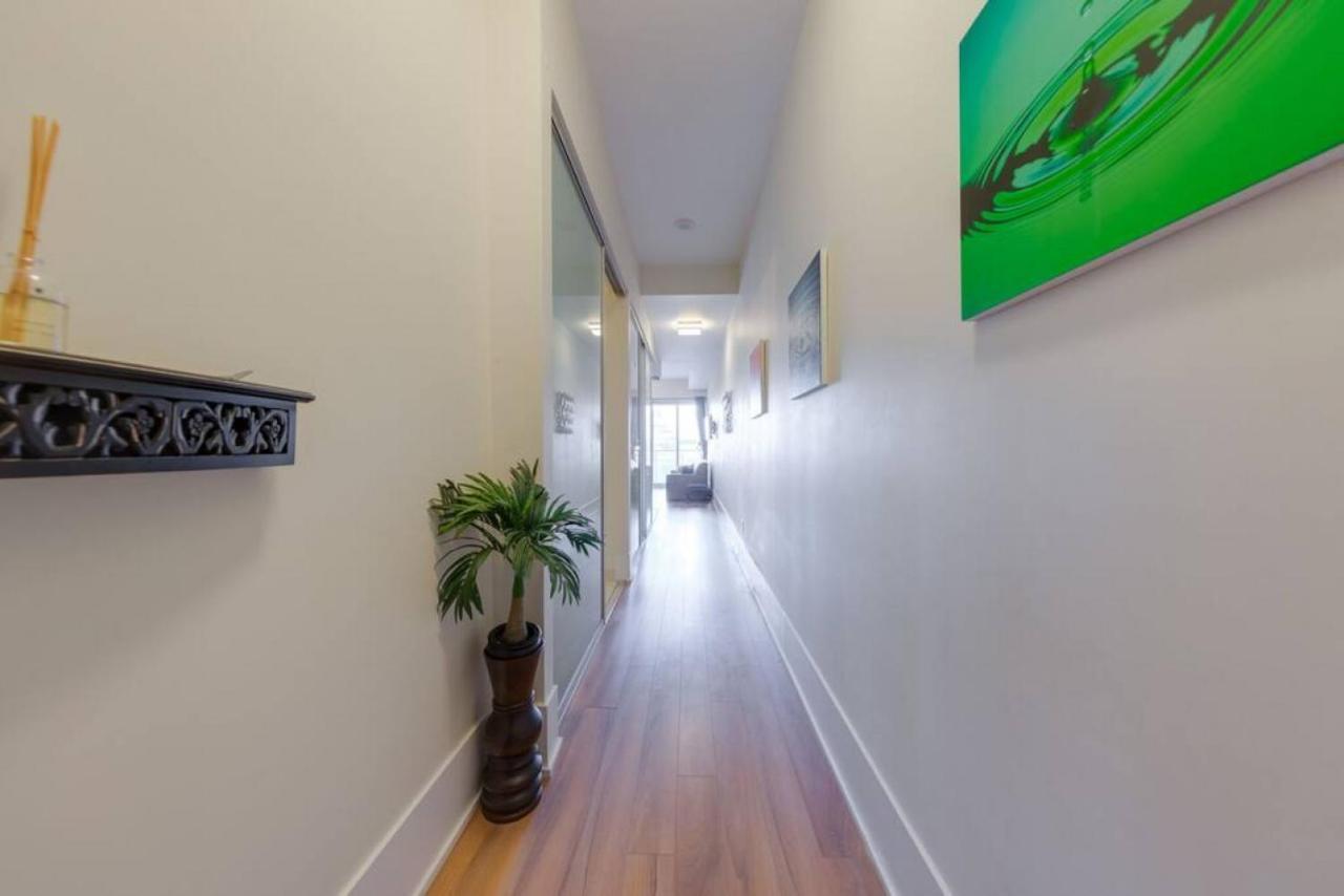 1 Bedroom Furnished With Balcony Across Cn Tower Holiday home Toronto