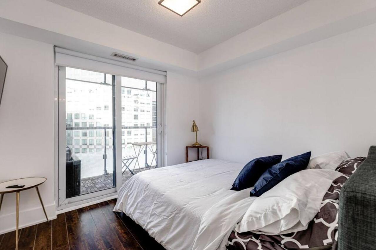 3br Rooftop Pool Gym Steps To Mtcc And Cn Tower With Parking * Toronto