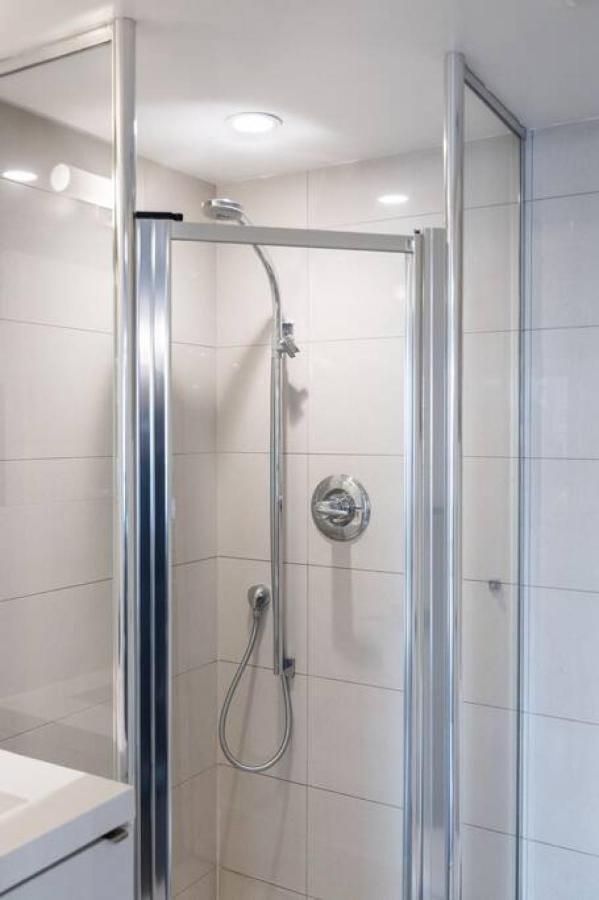 3br Rooftop Pool Gym Steps To Mtcc And Cn Tower With Parking Holiday home Toronto