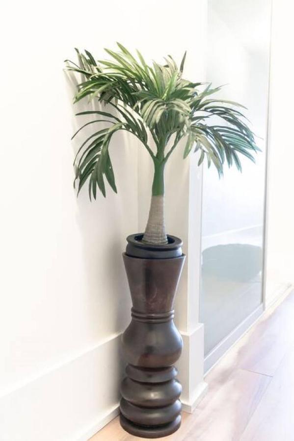 1 Bedroom Furnished With Balcony Across Cn Tower Holiday home *