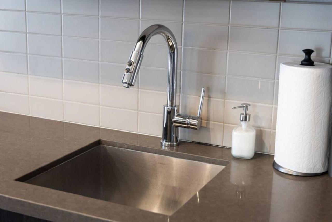 3br Rooftop Pool Gym Steps To Mtcc And Cn Tower With Parking Holiday home Toronto