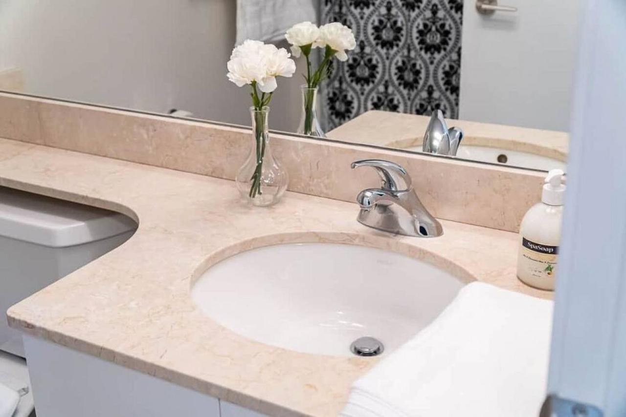 Holiday home Beautiful 1bd 1ba And Views Toronto