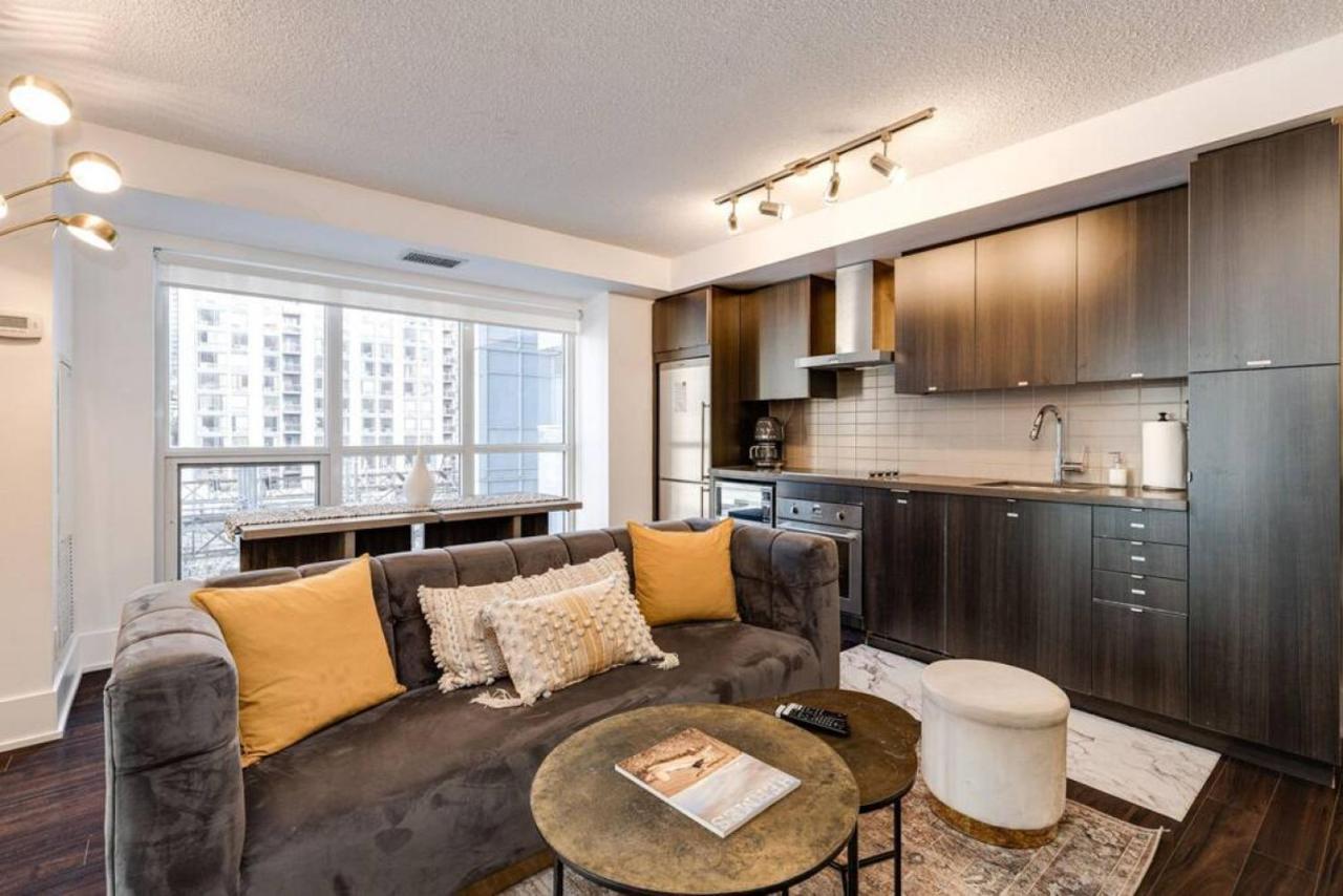 3br Rooftop Pool Gym Steps To Mtcc And Cn Tower With Parking Holiday home Toronto