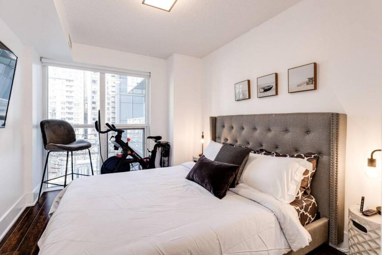 3br Rooftop Pool Gym Steps To Mtcc And Cn Tower With Parking Holiday home Toronto