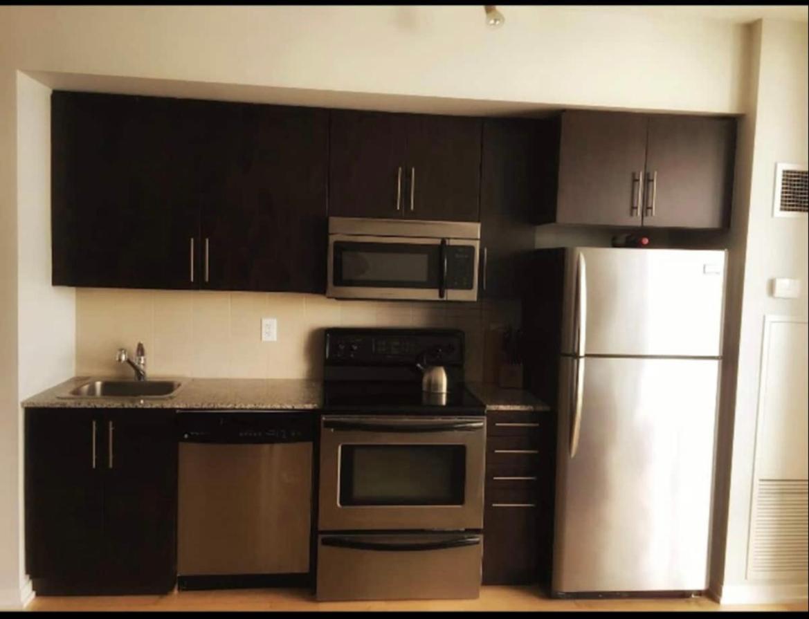 Beautiful Unit In Heart Of Downtown Apartment *