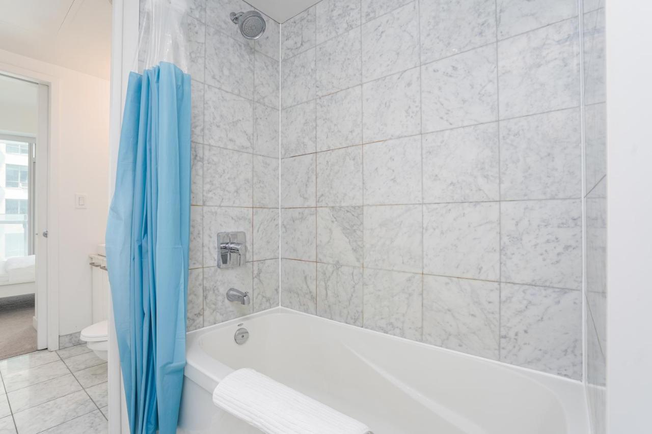 Downtown Scotiabank Arena, Rogers Centre, Union Station, Cn Tower 4*