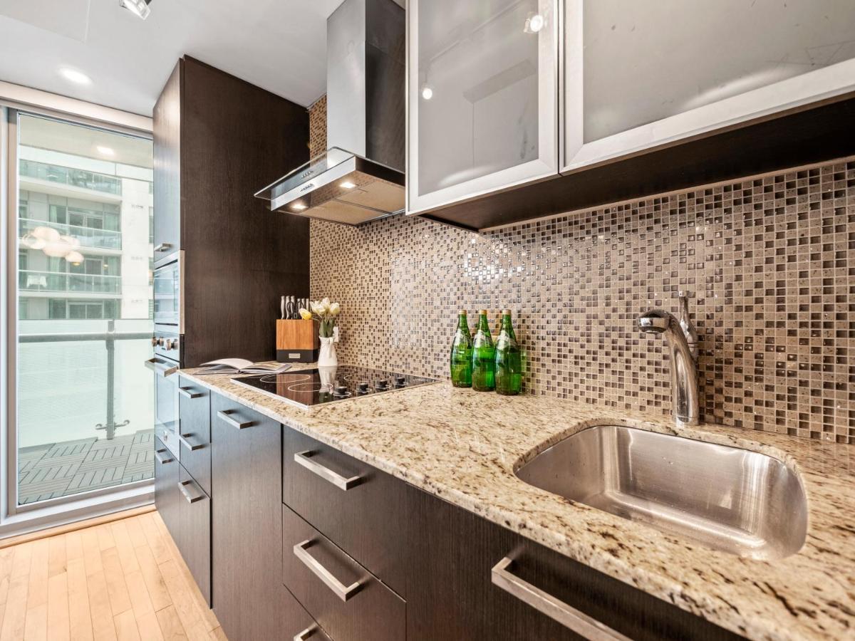 Hotel Delta Suites - Entertainment District - Downtown Toronto