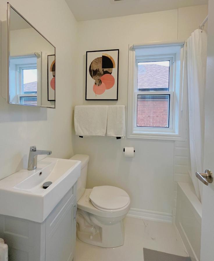 2b With Parking, 10km To Downtown Guest house Toronto