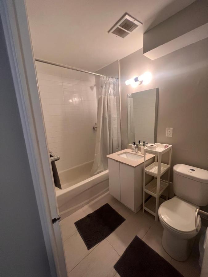Private Entire Bachelor Downtown * Toronto
