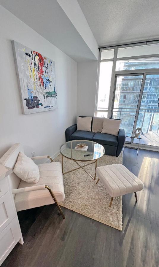 Stunning Luxurious Lakeview By Cn Tower Apartment
