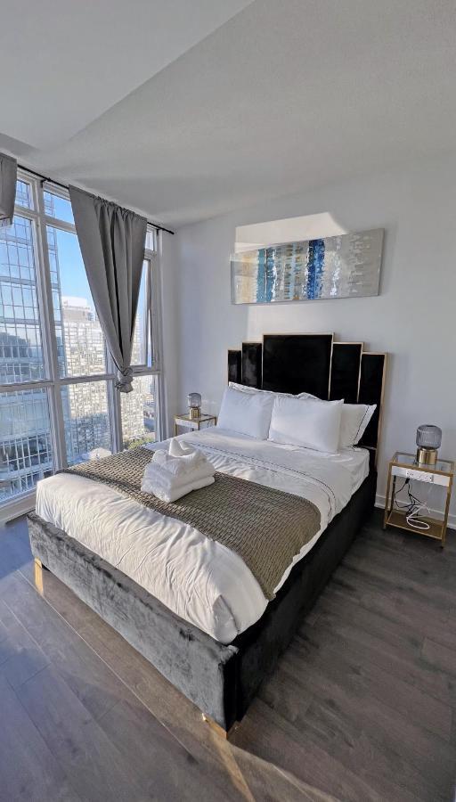 Stunning Luxurious Lakeview By Cn Tower Apartment Toronto