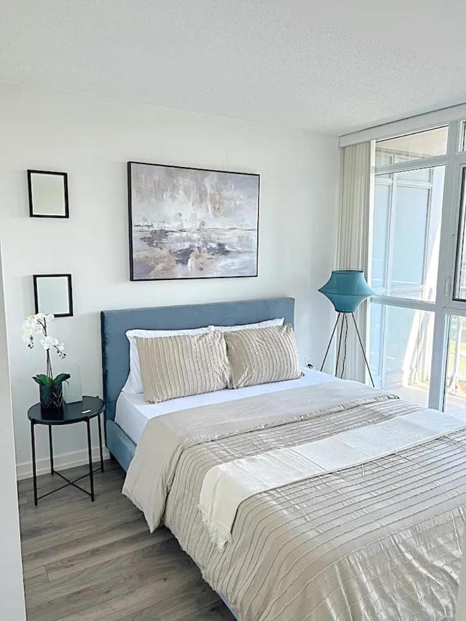 Apartment Modern 2bd + 2 Bath By Cn Tower With Free Parking. *