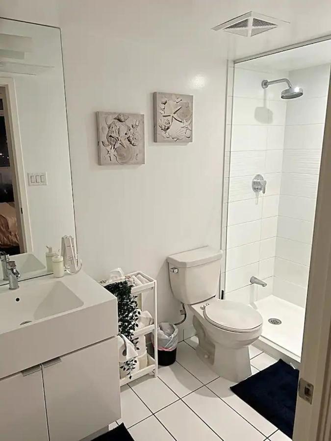 Modern 2bd + 2 Bath By Cn Tower With Free Parking. Apartment *