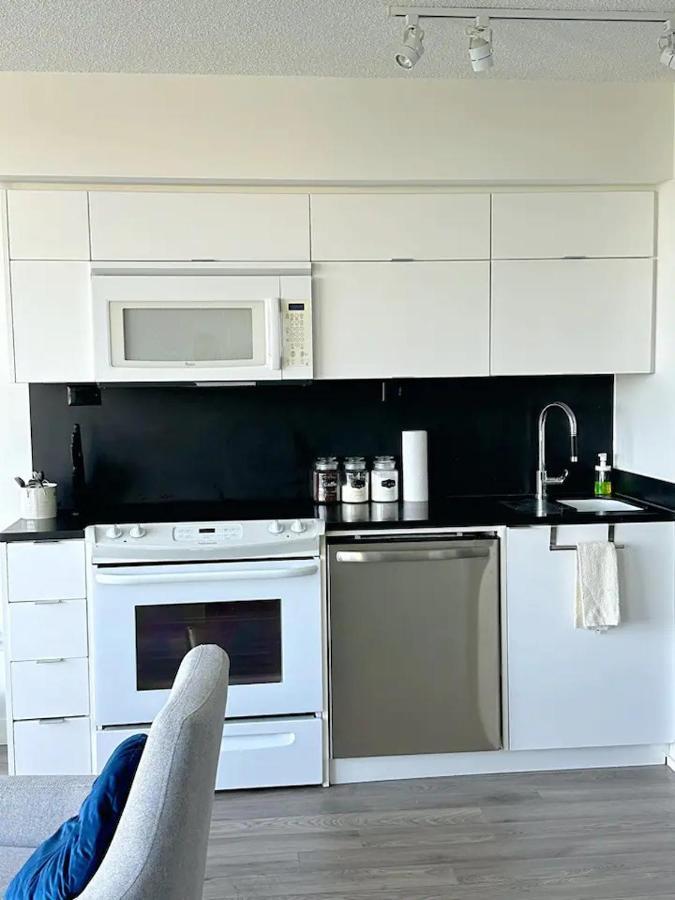 Apartment Modern 2bd + 2 Bath By Cn Tower With Free Parking. Toronto