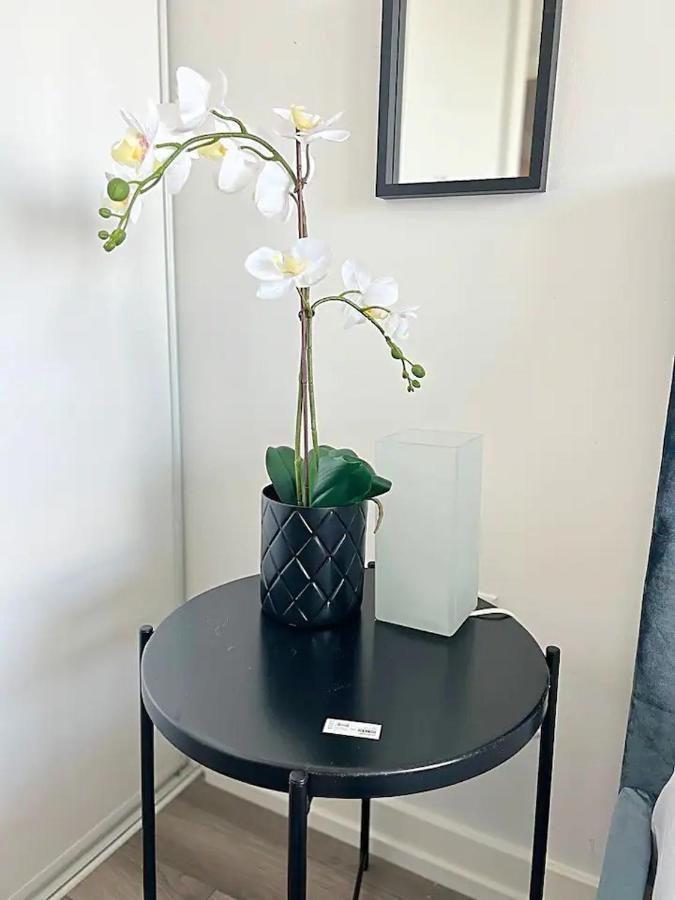 Modern 2bd + 2 Bath By Cn Tower With Free Parking. Apartment *