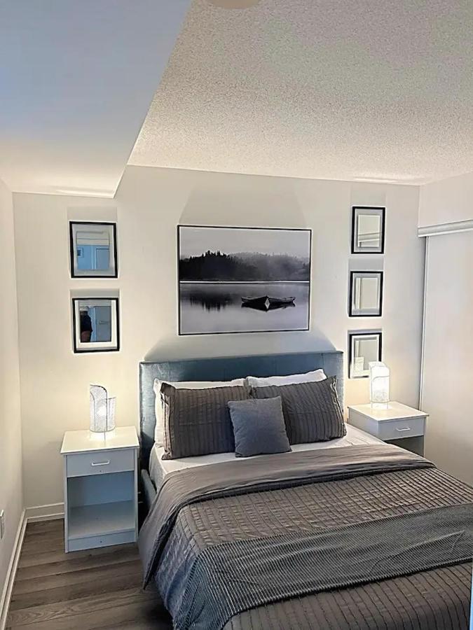Apartment Modern 2bd + 2 Bath By Cn Tower With Free Parking. *