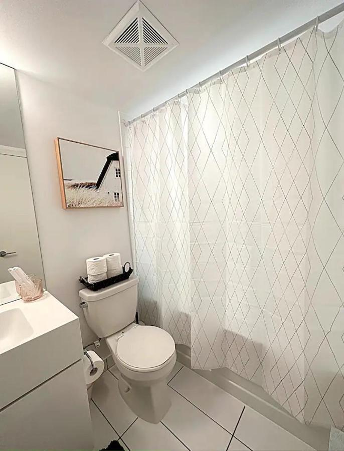 Modern 2bd + 2 Bath By Cn Tower With Free Parking. *