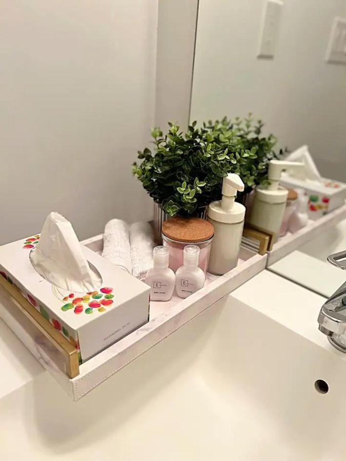 Modern 2bd + 2 Bath By Cn Tower With Free Parking.