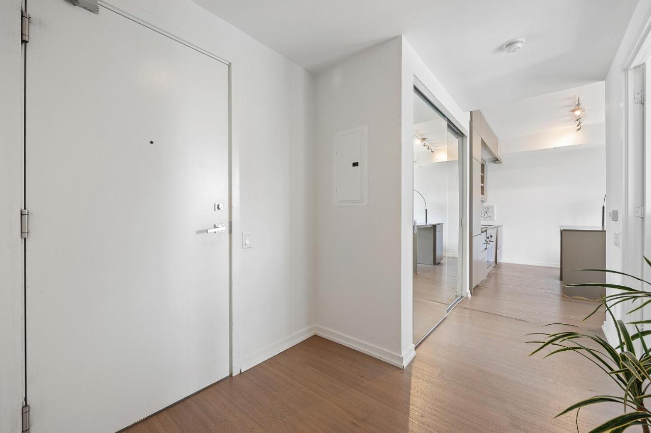 Modern In The Heart Of Downtown Apartment Toronto