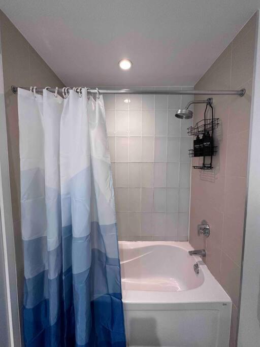 Stylish 2 Bedrooms W/ Awesome View & Parking * Toronto