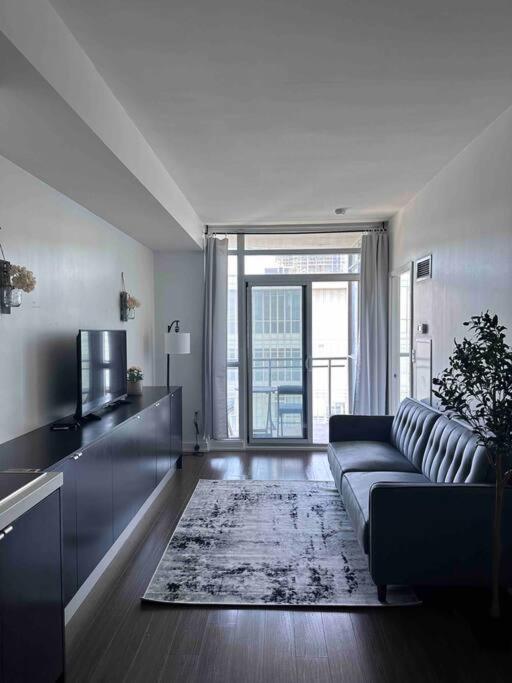 Stylish 2 Bedrooms W/ Awesome View & Parking Apartment Toronto