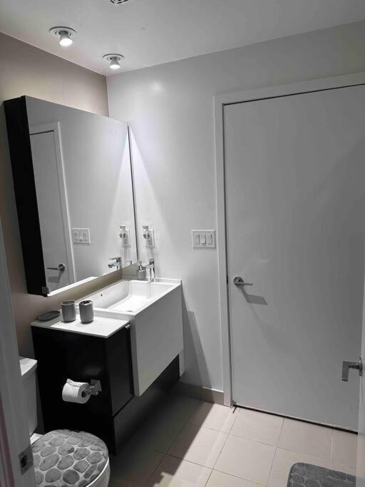 Stylish 2 Bedrooms W/ Awesome View & Parking Toronto